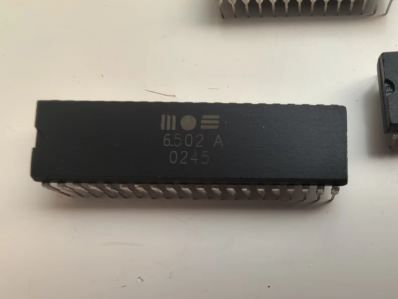 CPU MOS 6502 这款古老处理器是怎么封装的，截面图